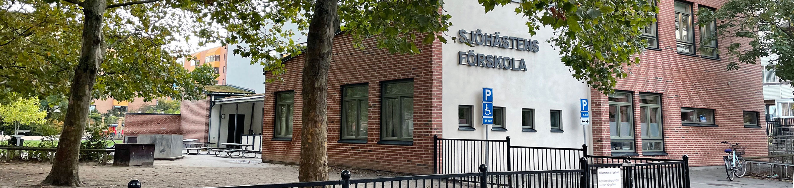 Sjöhästens förskola har verksamhet i två hus.