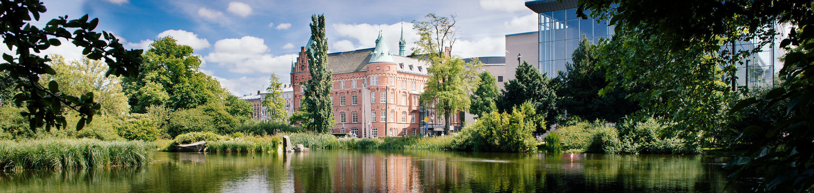 Stadsbiblioteket ligger i en härlig miljö intill Kungsparken. Biblioteket består av ett äldre slott och en nyare glasbyggnad.