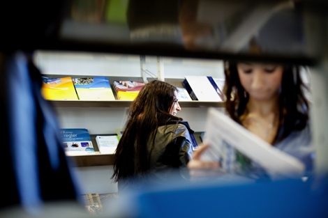 bild på ungdomar som besöker Europa direkt på stadsbiblioteket