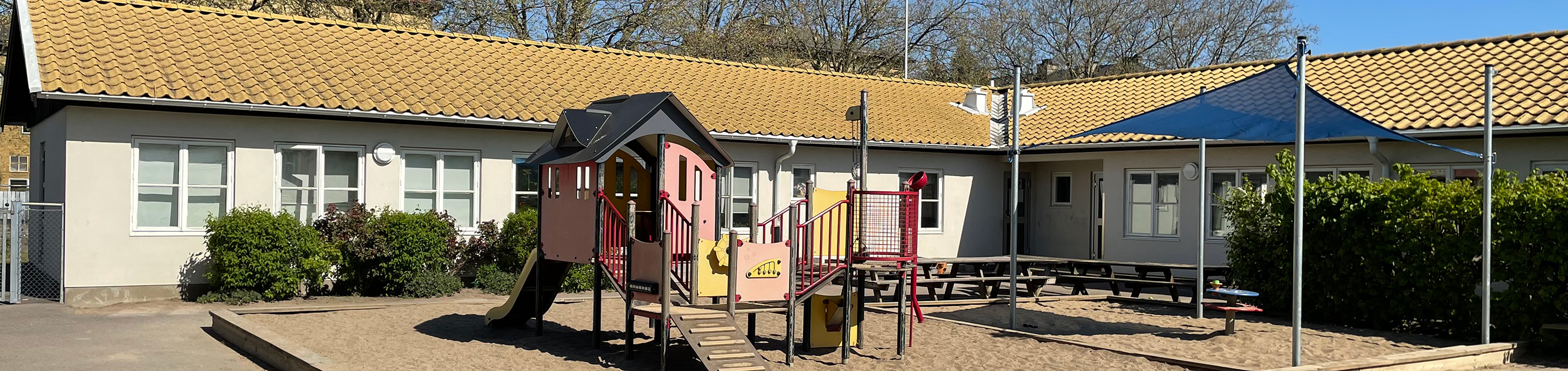 Rostorps förskola är byggd i ett plan och har fyra avdelningar.