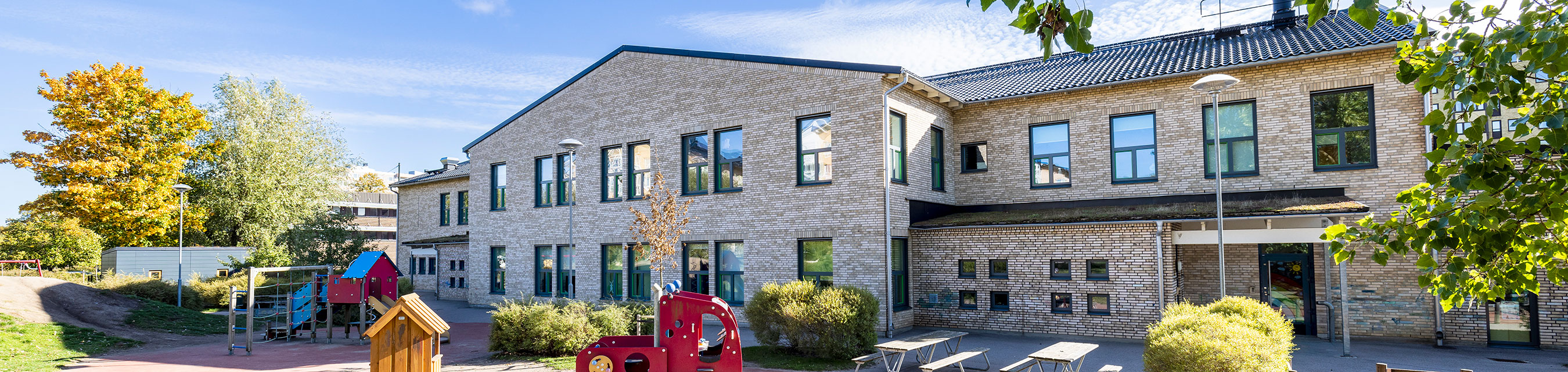 Hålsjöns förskola är byggd i två plan och har nio avdelningar.