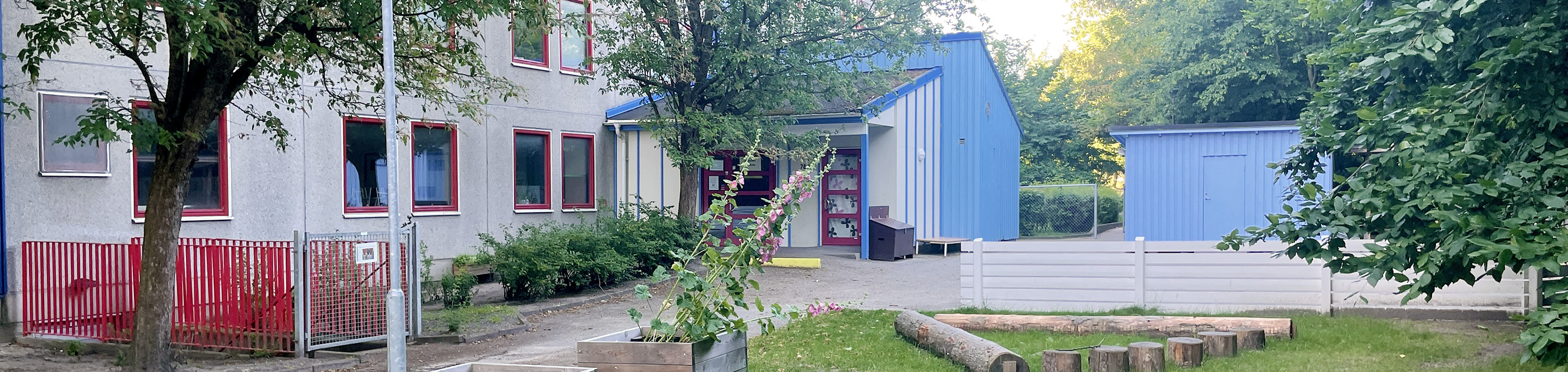 Fröhusets förskola Förskolan ligger på bottenplan i ett bostadshus och har två avdelningar.