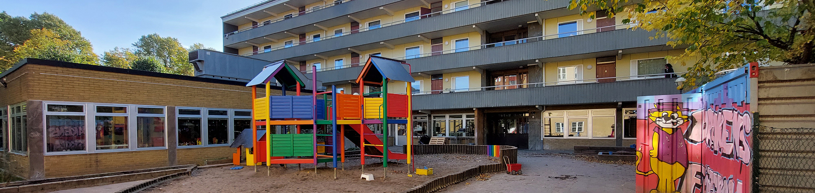 Drakens förskola ligger på markplan i ett flerfamiljshus.