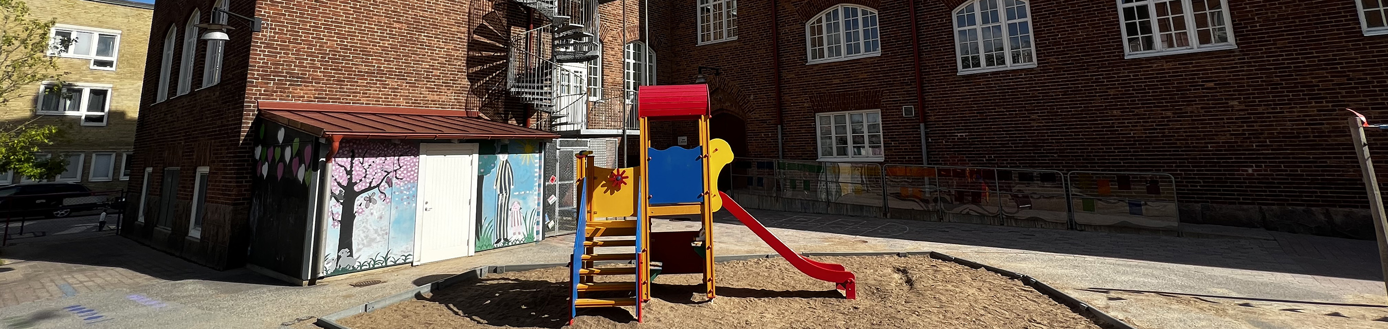 Sofia förskola är byggd i tre plan och har tre avdelningar.