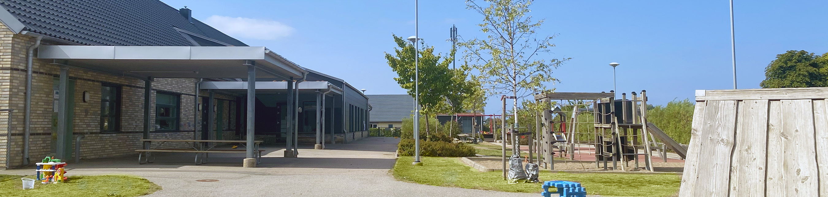 Frostmätarens förskola är byggd i ett plan och har en gård som inbjuder till pedagogisk verksamhet.