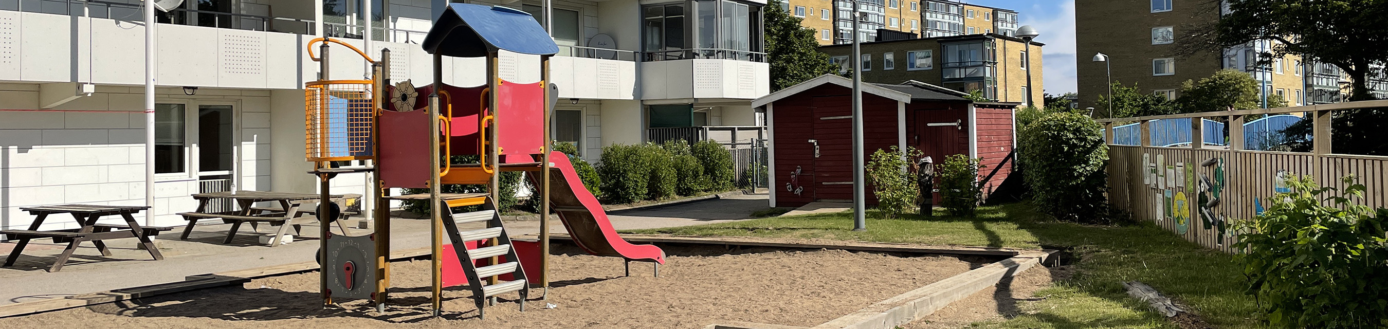 Hyllievångens förskola ligger på bottenvåningen i ett flerfamiljshus och har fyra avdelningar.
