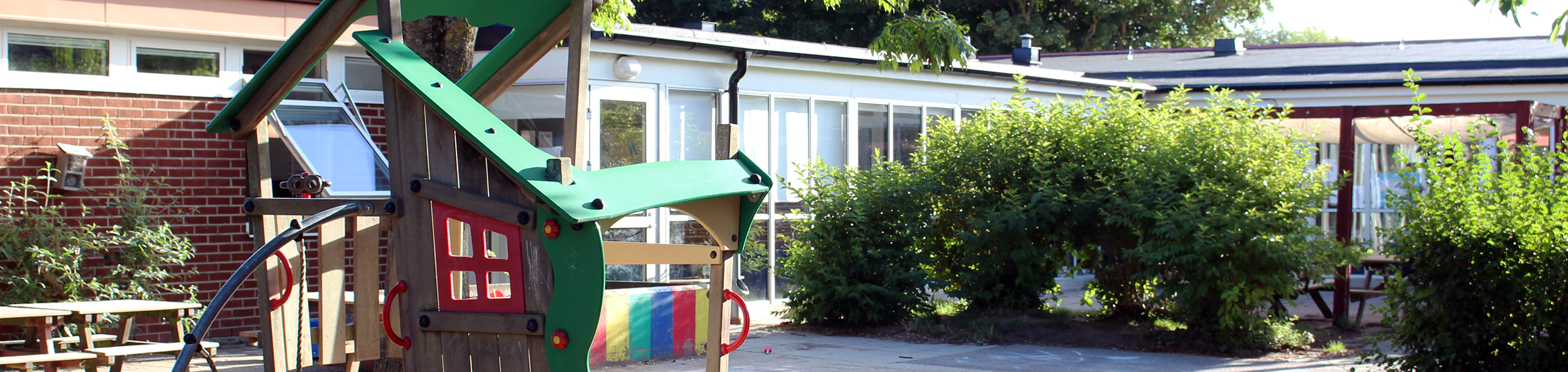 Pilängens förskola är byggd i ett plan och har fem avdelningar.