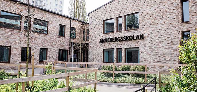 Annebergsskolan är en nybyggd skola med mycket ljusinsläpp och gröna ytor.
