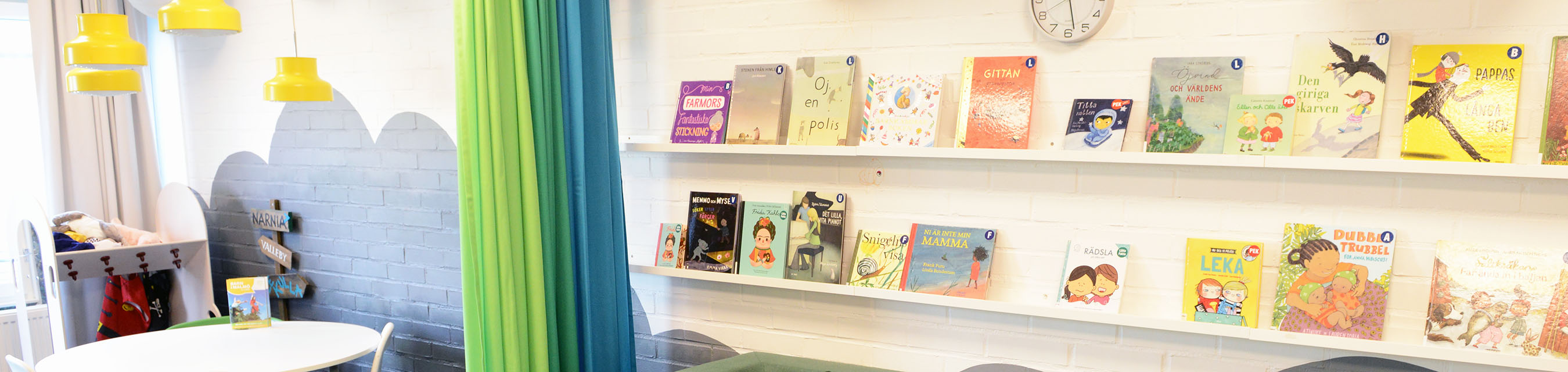 Husiebiblioteket har en ljus och mysig barnavdelning.