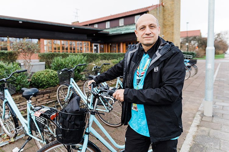 Majid står redo med sin cykel på väg till jobb.
