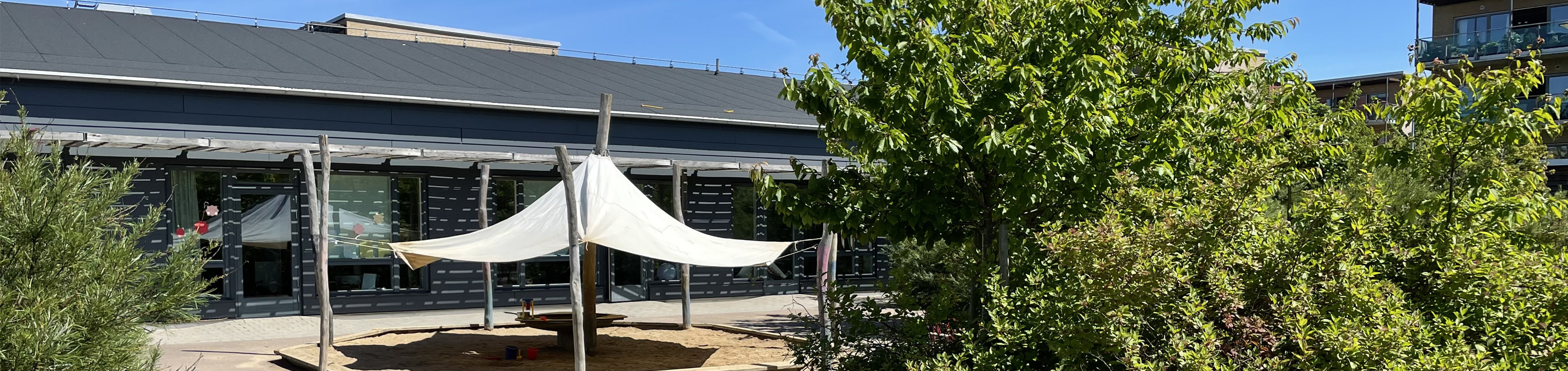 Sadelmakarebyns förskola är byggd i ett plan och har fyra avdelningar.