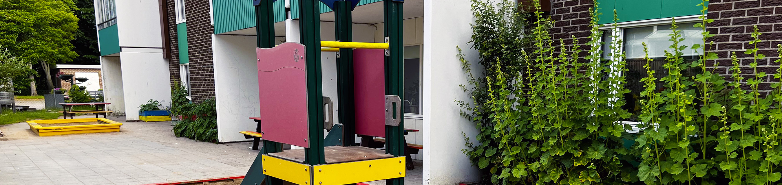Snödroppens förskola ligger på bottenvåningen i ett bostadshus och har två avdelningar.