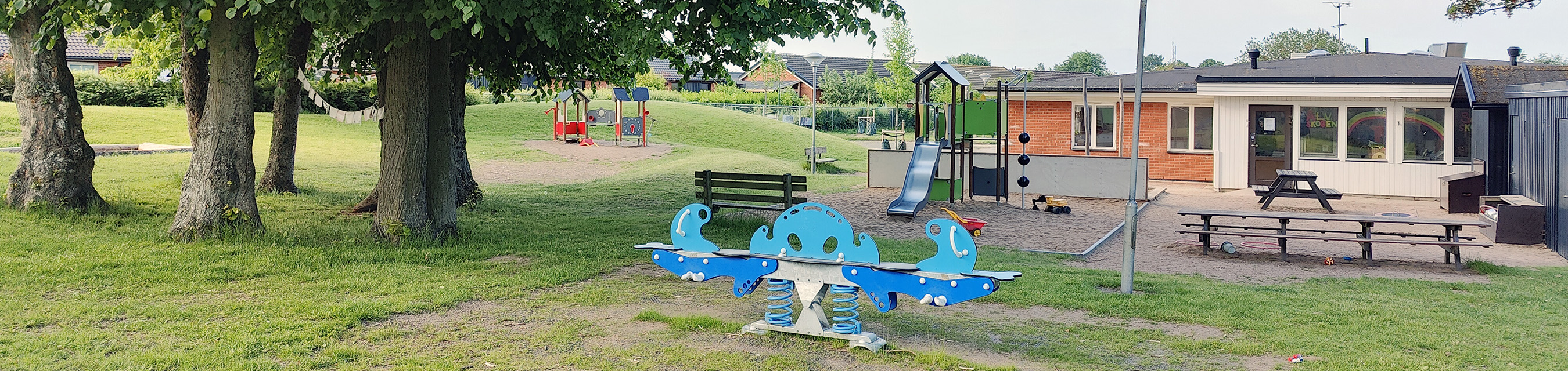 Brodda förskola har en stor gård som bjuder på möjligheter till fantasi, lek och
utforskande.