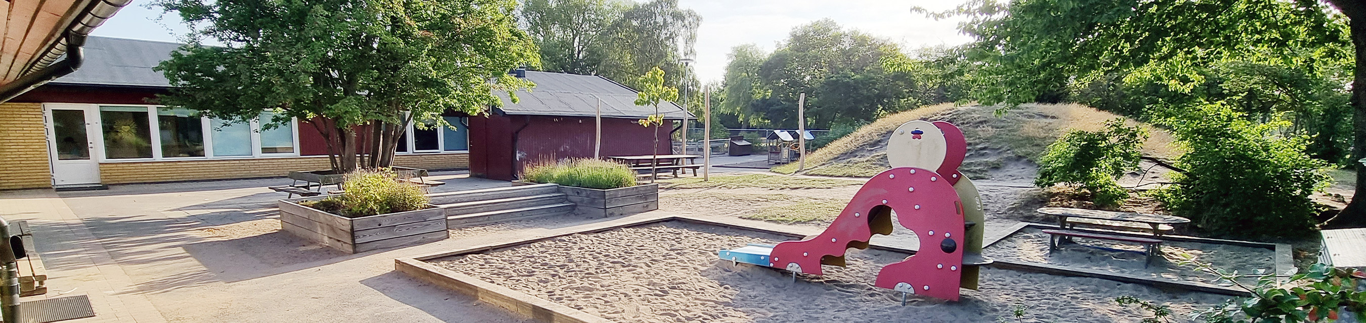 Knäbäcks förskola har tre avdelningar och en stor gård som bjuder på möjligheter till
fantasi, lek och utforskande.
