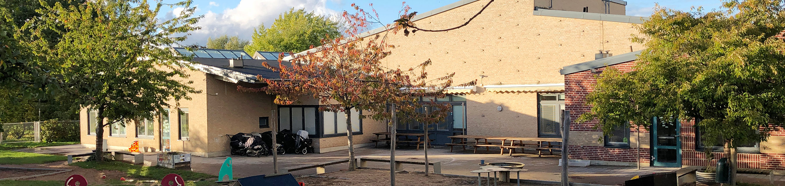 Sannaparkens förskola är byggd i ett plan och har fyra avdelningar.