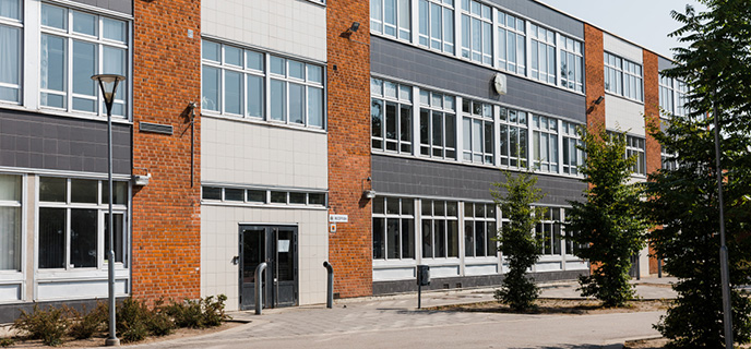 Hermodsdalsskolan ligger i villa- och flerbostadskvarter med
närhet till en park.