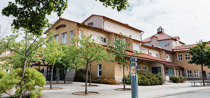 Sundsbroskolan ligger havsnära i Bunkeflostrand i västra
Malmö omgiven av bostäder.