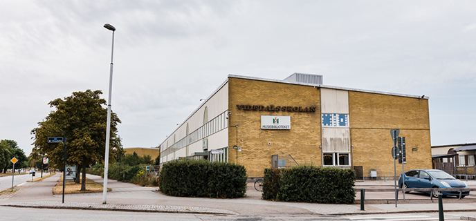 Videdalsskolan är belägen i villakvarter i östra Malmö med närhet
till en park.