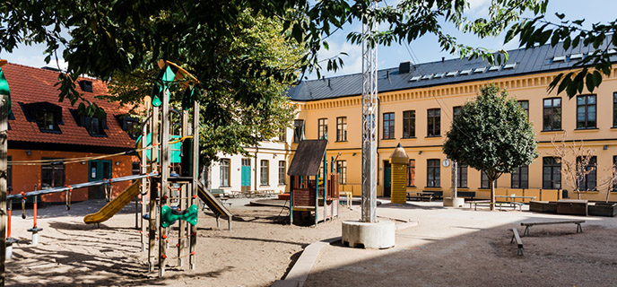 Västra skolan ligger i hjärtat av stadens äldsta historiska
kvarter med närhet till parker. 
