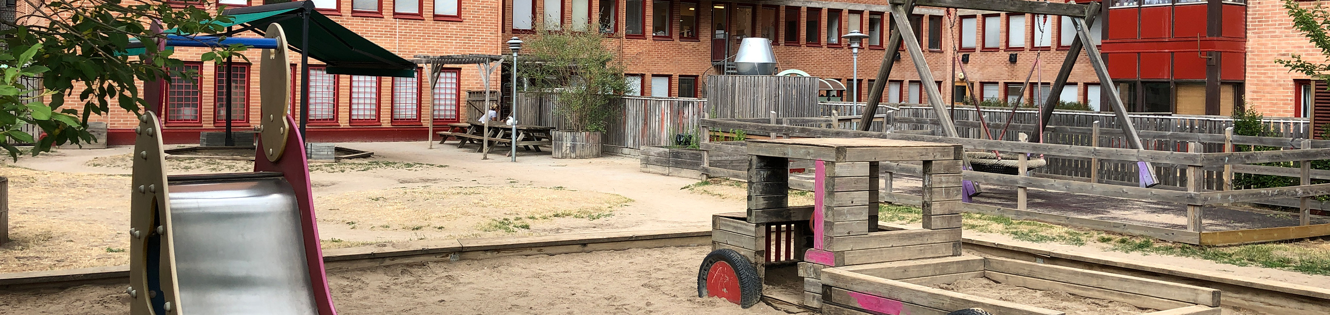 Edens förskola ligger på tredje våningen i ett flerfamiljshus och har en egen avgränsad gård på taket.