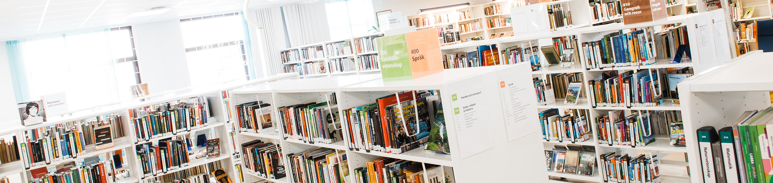 Bokhyllor med massor av böcker inne på Bellevuegårdsbiblioteket.