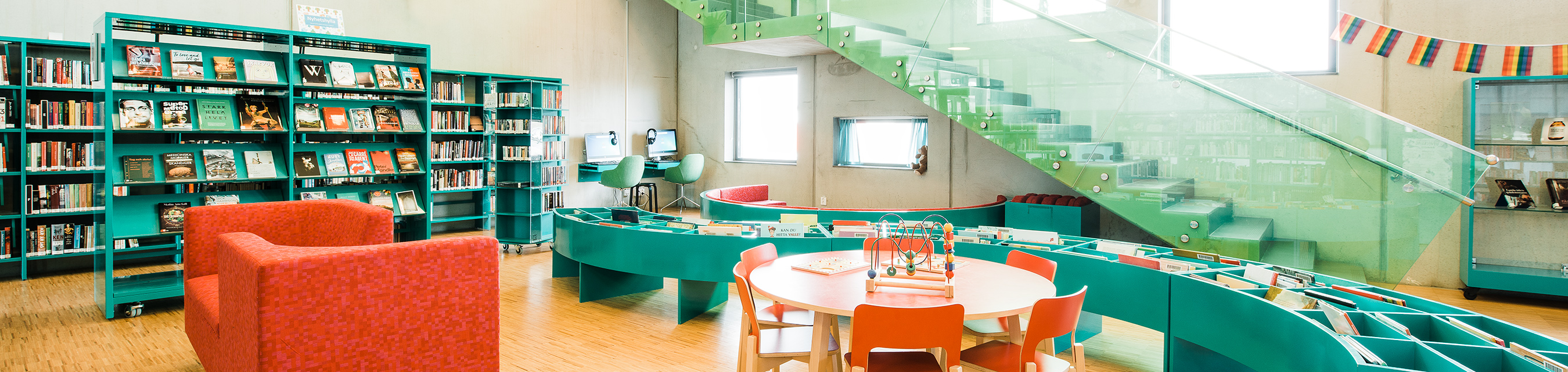 Tygelsjöbiblioteket har öppna ytor med sittplatser och böcker utspridda i hela biblioteket.