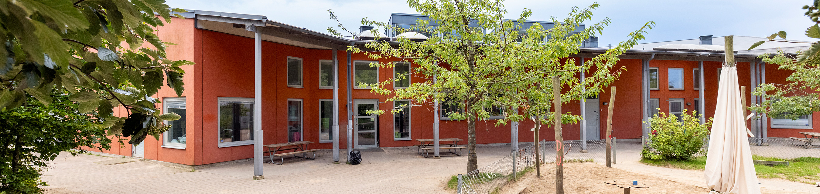 Rubinens förskola är byggd i två plan och har fem avdelningar.