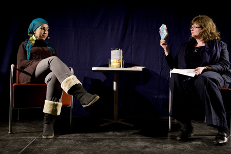 Faïza Gùene i samtal med Marika Hemmel. Foto Martin Lindeborg