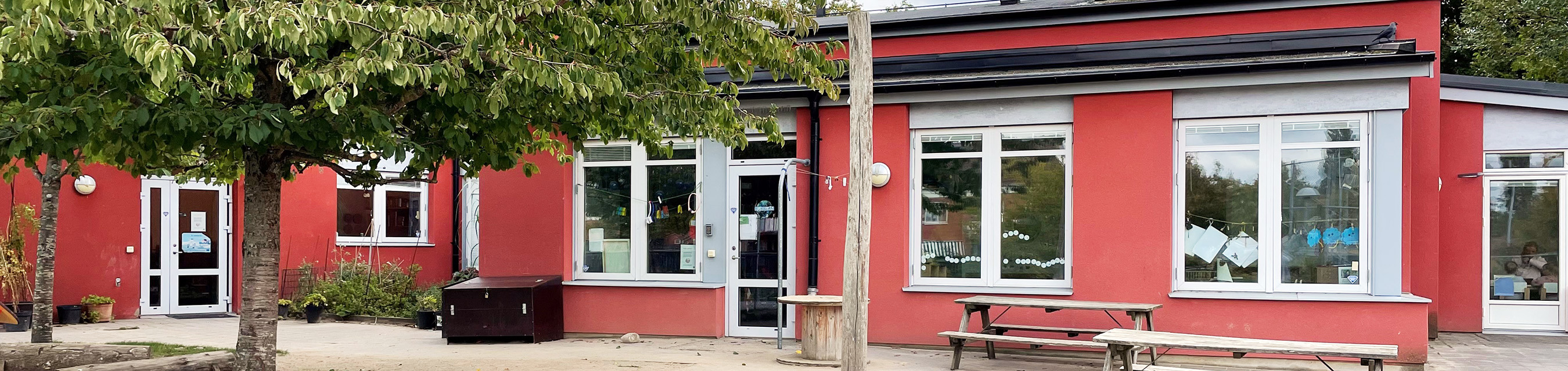 Gottorps förskola finns i en kulturmärkt byggnad och har plats för 110 barn.