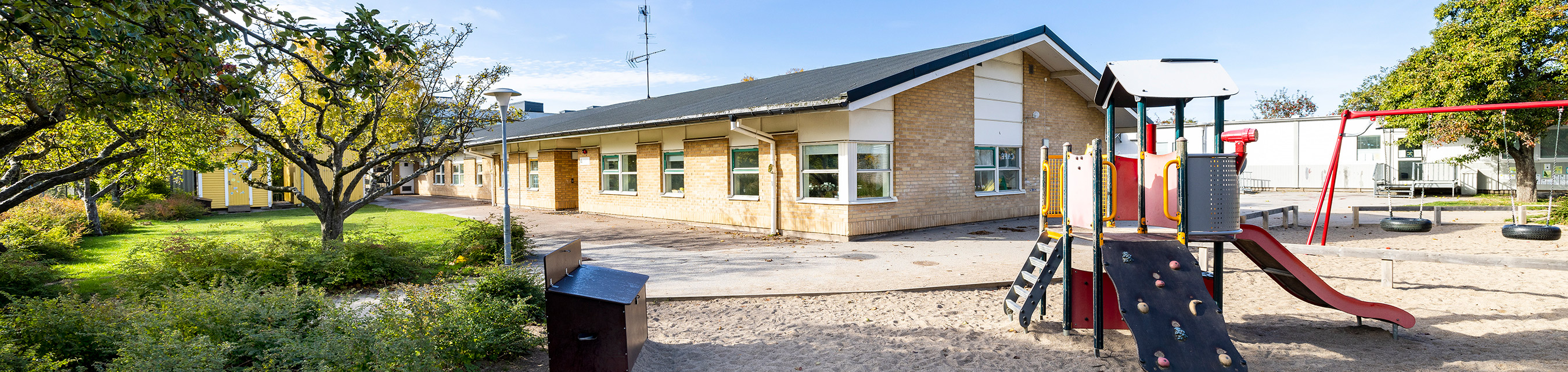 Ärtgårdens förskola är byggd i ett plan och har fem avdelningar.