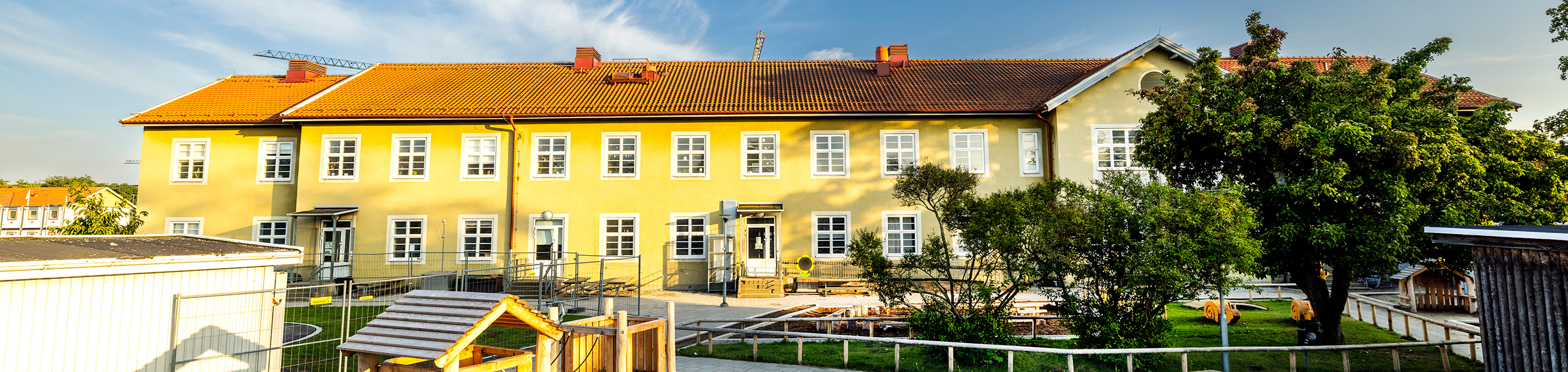 Segeparks förskola är byggd i två plan och har sex avdelningar.