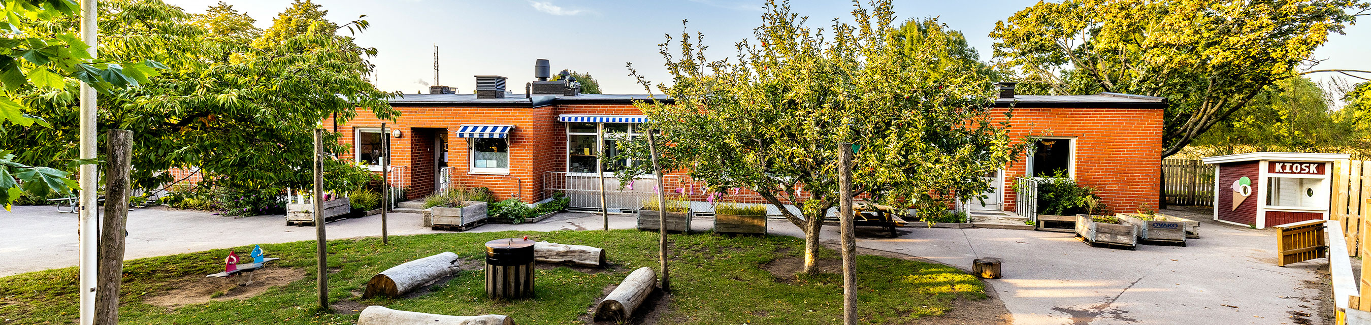 Segevångs förskola är byggd i ett plan och har har fyra avdelningar.