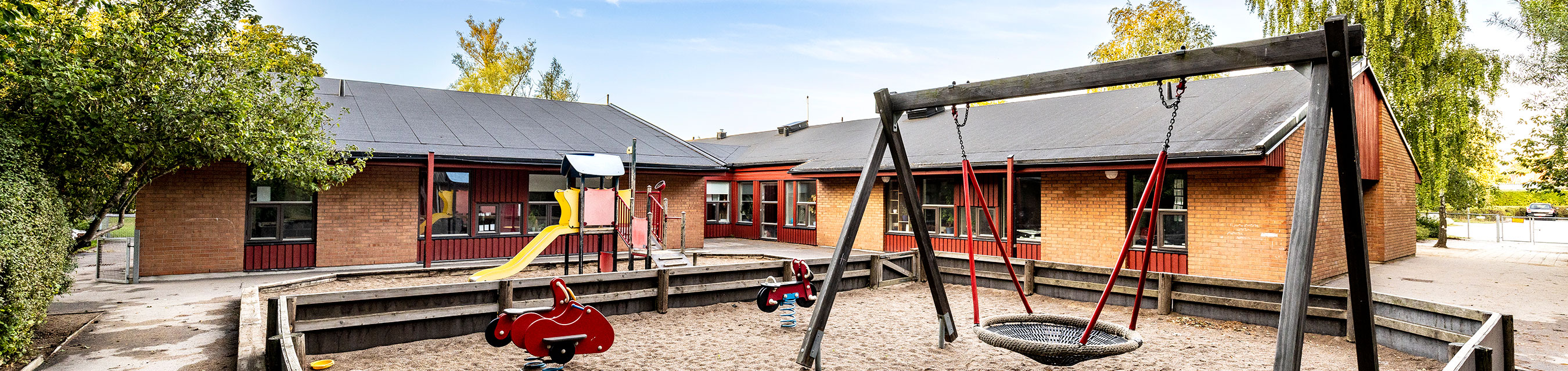 Valdemarsro förskola är byggd i ett plan och har fyra avdelningar.
