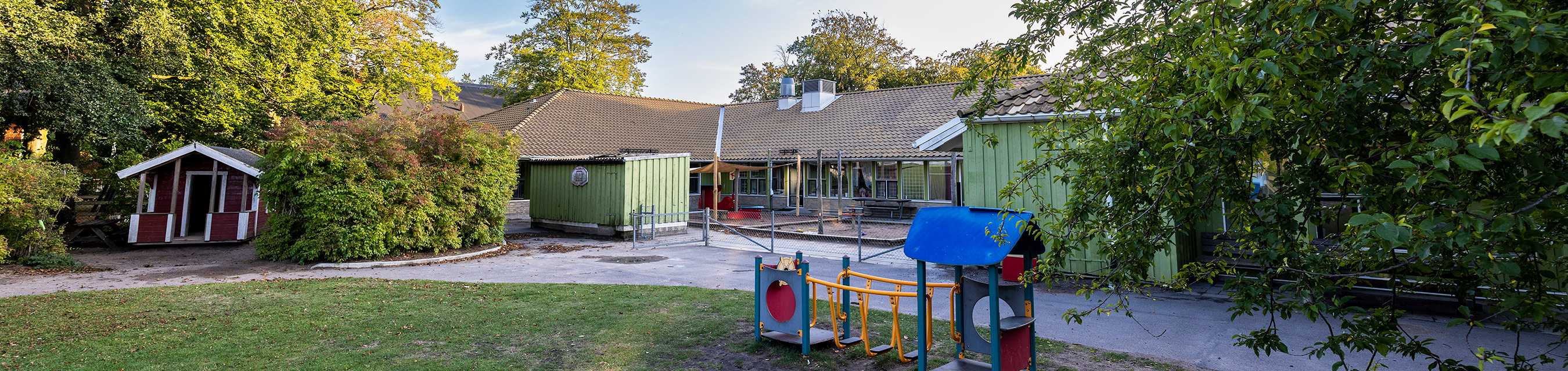 Östra Fäladens förskola är byggd i ett plan och har fyra avdelningar.