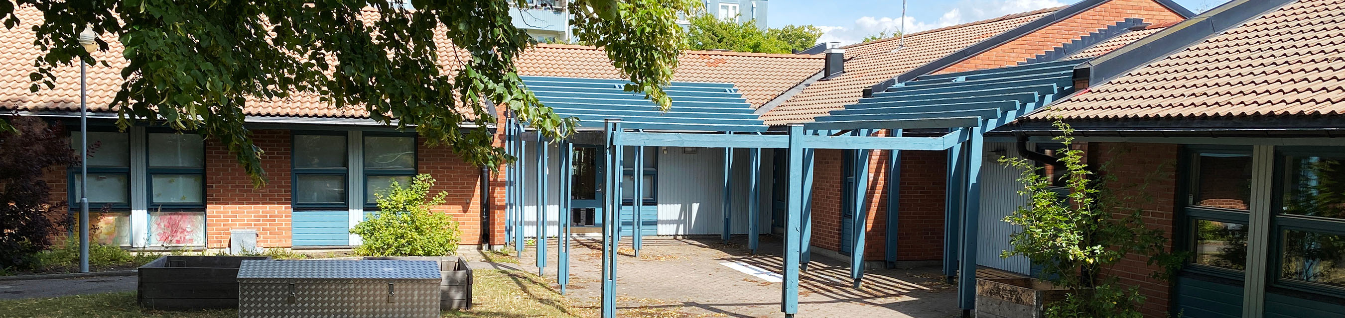 Vitemölle förskola är byggd i ett plan och har tre avdelningar.