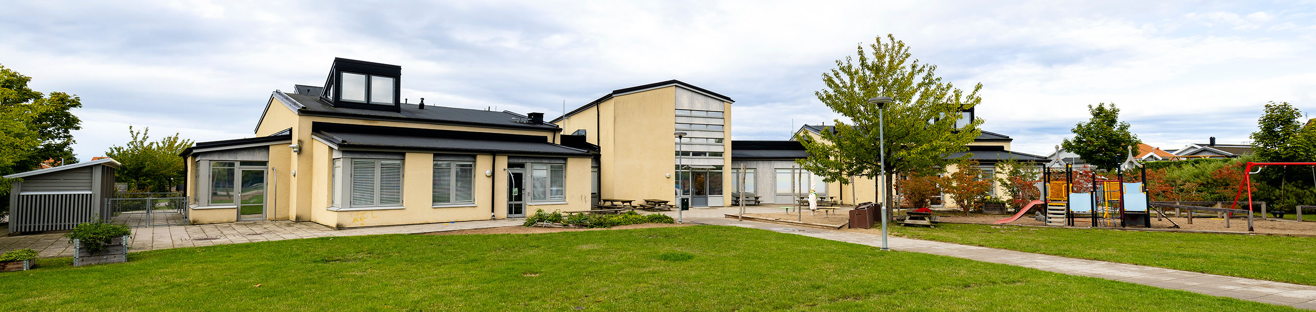 Bäckens förskola är byggd i ett plan och lokalerna är stora och ljusa.
