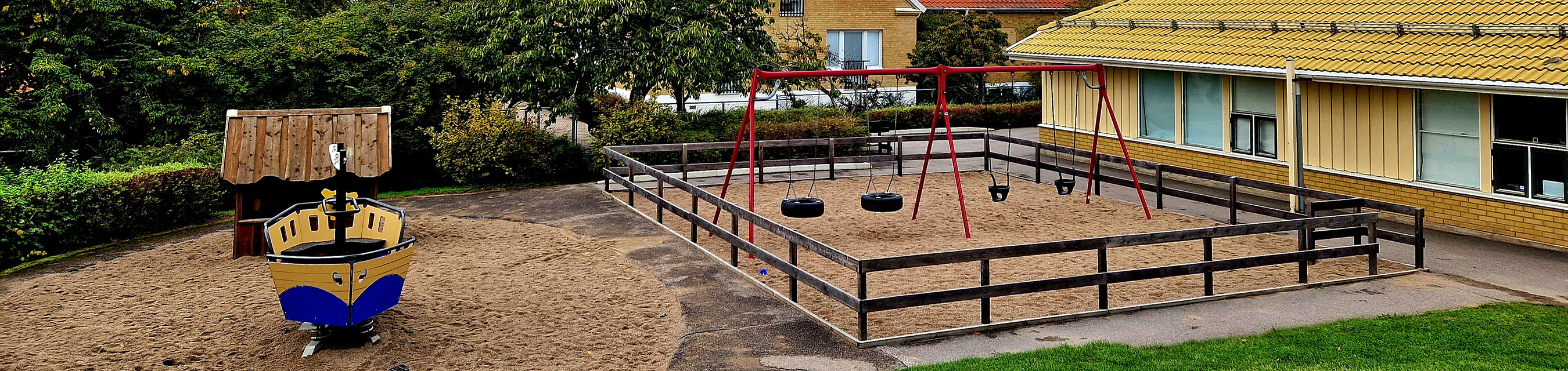 Kallenbergs förskola är byggd iett plan och har fyra avdelningar.