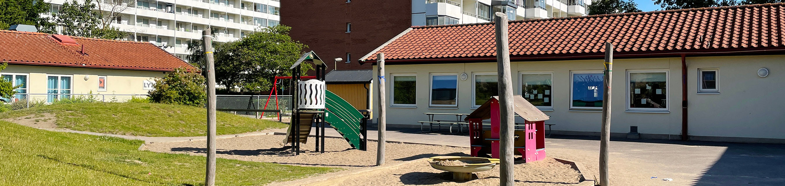 Mellanbäcks förskola är byggd i ett plan och har fyra avdelningar.