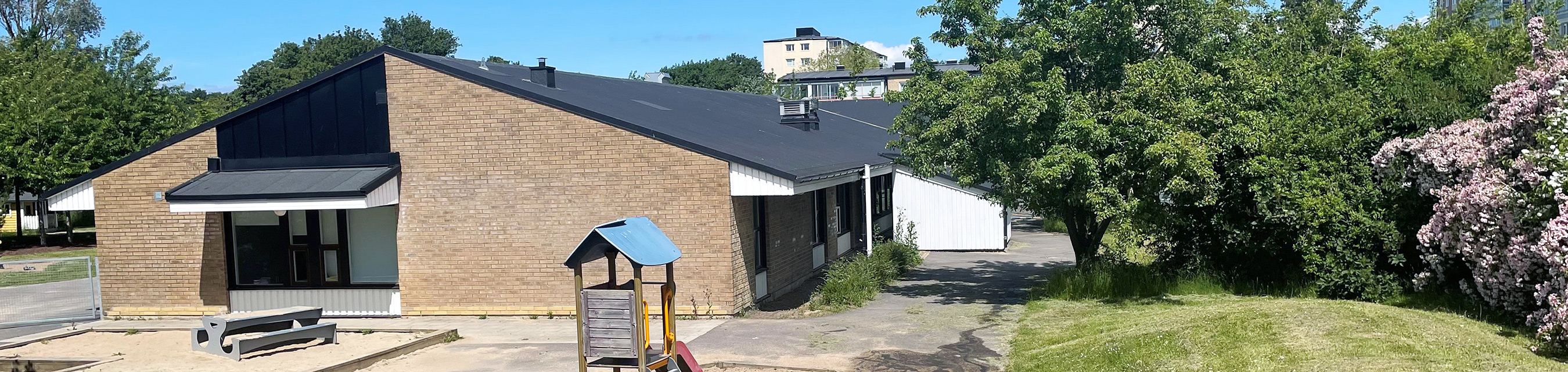 Stadionparkens förskola är byggd i ett plan och har tre avdelningar.