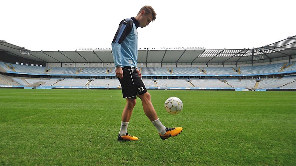 Mattias Svanberg i profil på Eleda stadion.