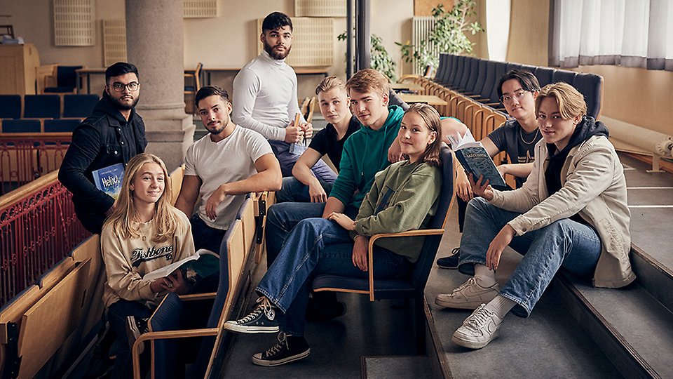 Elever sittande på läktaren i aulan.