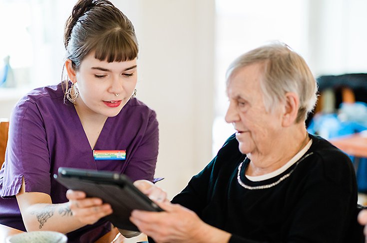 Vi är ett stöd för äldre även i den digitala utvecklingen och kan hjälpa till med olika verktyg, till exempel surfplattor.