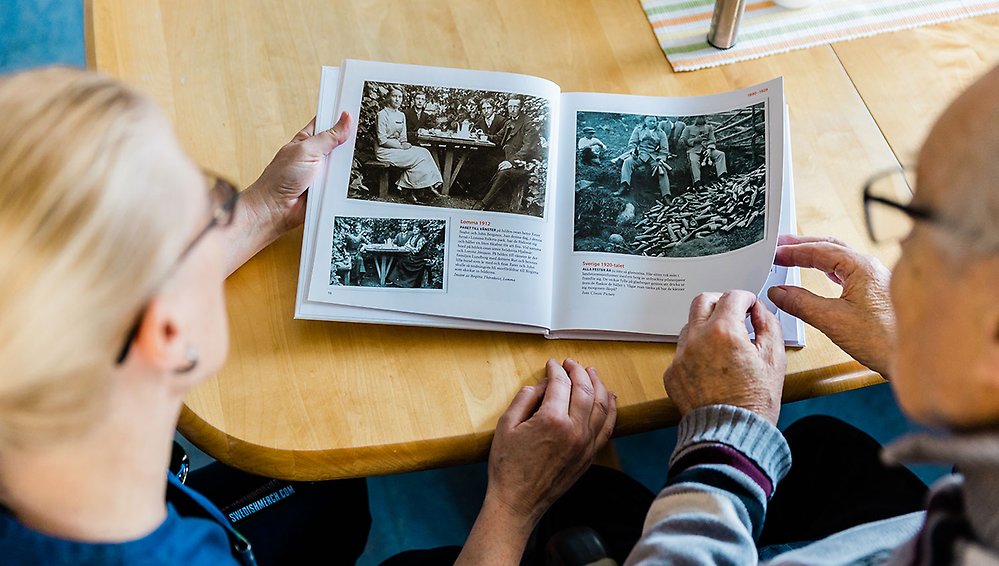 Tillsammans kan vi läsa på om svunna tider.