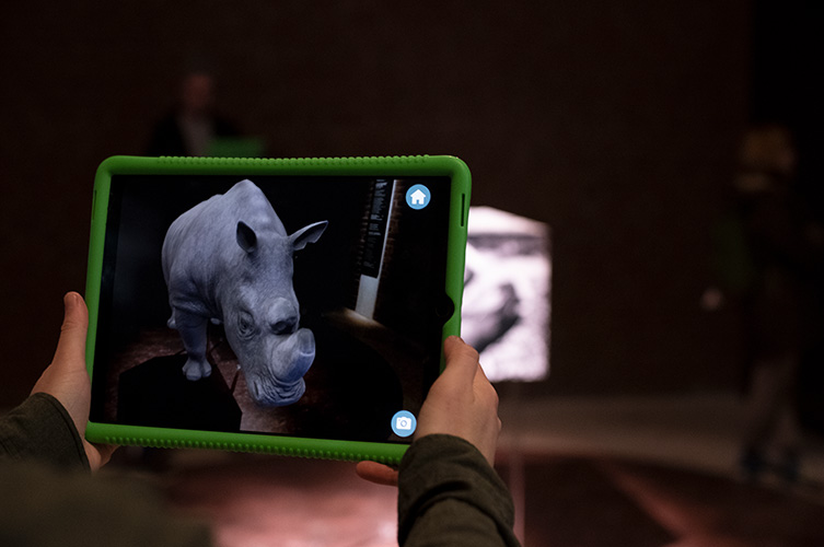 I vissa utställnigar har besökare erbjudits en utökad upplevelse i form av augmented reality.