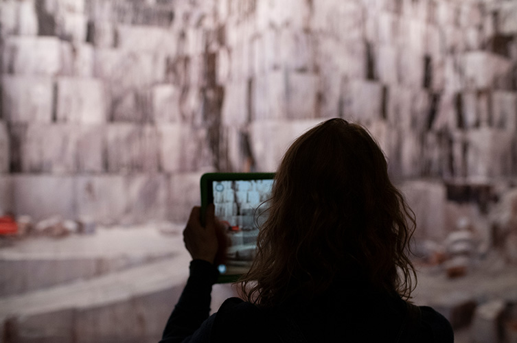 Användandet av digitala hjälpmedel som till exempel mobil eller läsplatta kan förstärka upplevelsen i utställlningarna på Malmö museum. 