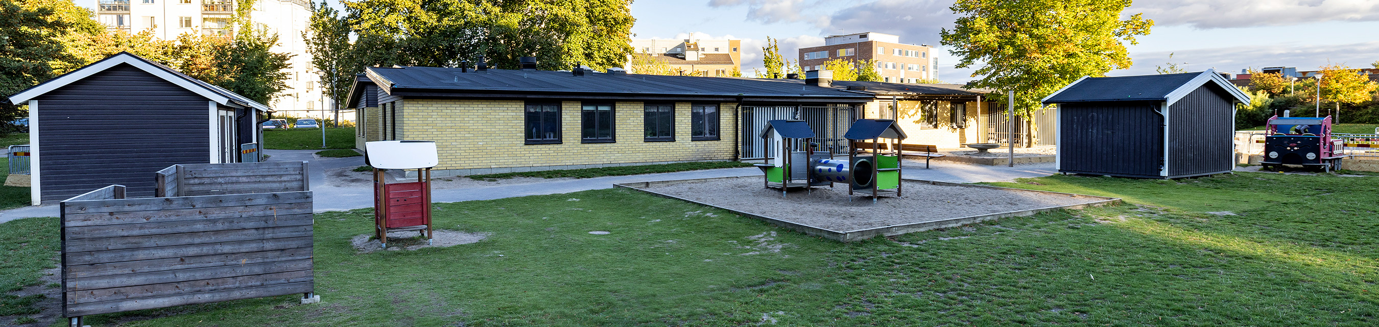 Sofieholms förskola är byggd i ett plan och har sex avdelningar. 
