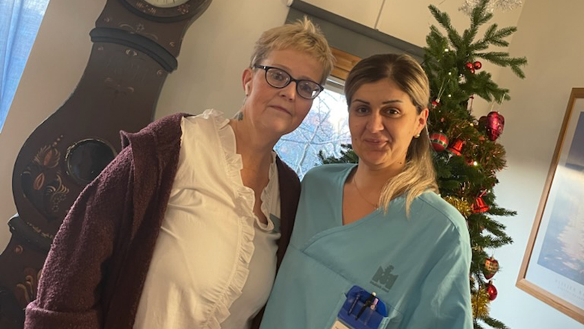 Anneli och Dijana står sida vid sida och ler.