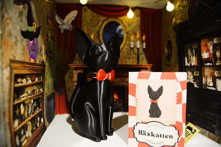 Häxkatten är en av tio katter på hotellet.