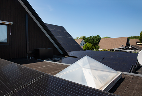 Solceller på både huvudbyggnad och garage på en villa i Bunkeflostrand.