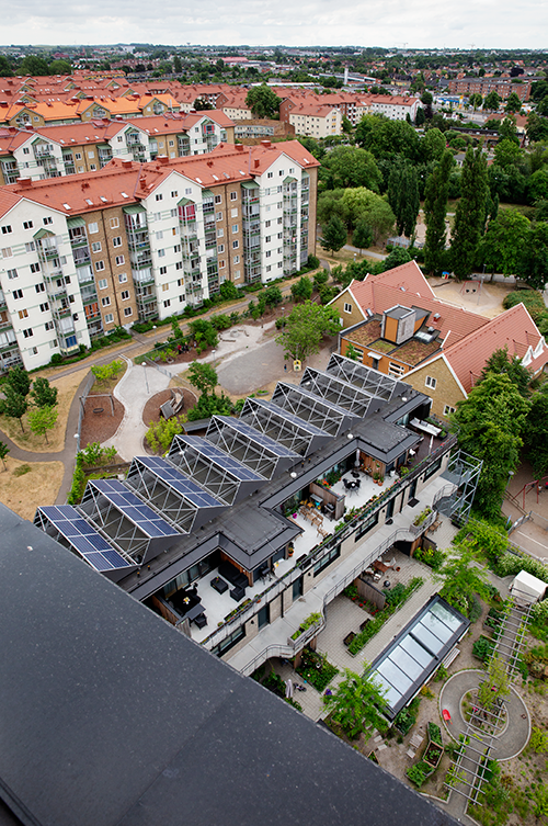 Solcellerna på flerbostadshuset i Augustenborg är inspirerad av de omgivande byggnaderna med sina skarpa kanter.